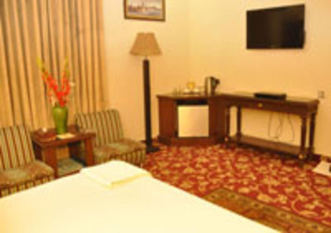 Rajone Hotel Faisalabad Exterior foto